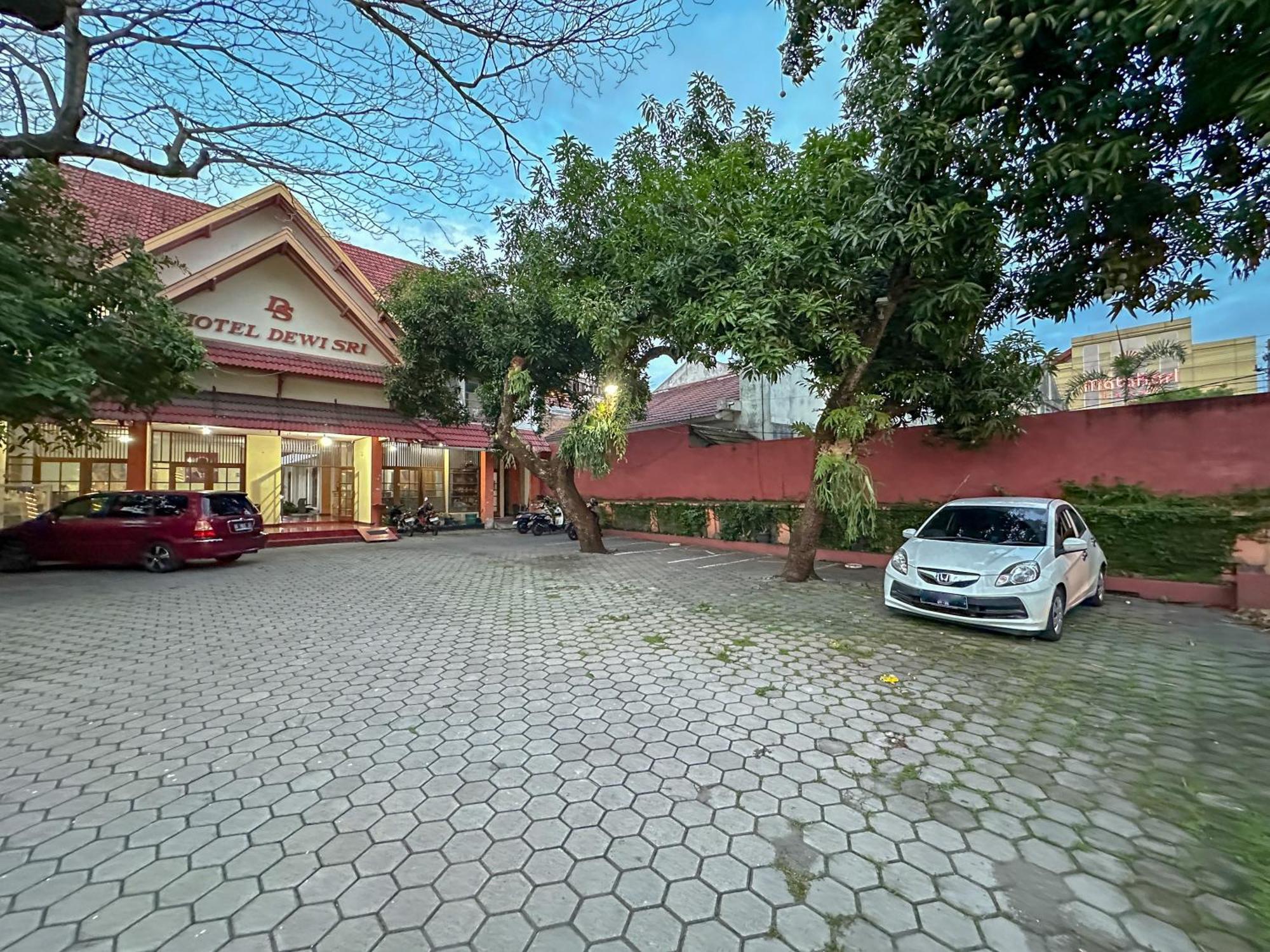 Hotel Dewi Sri Redpartner Yogyakarta Eksteriør billede