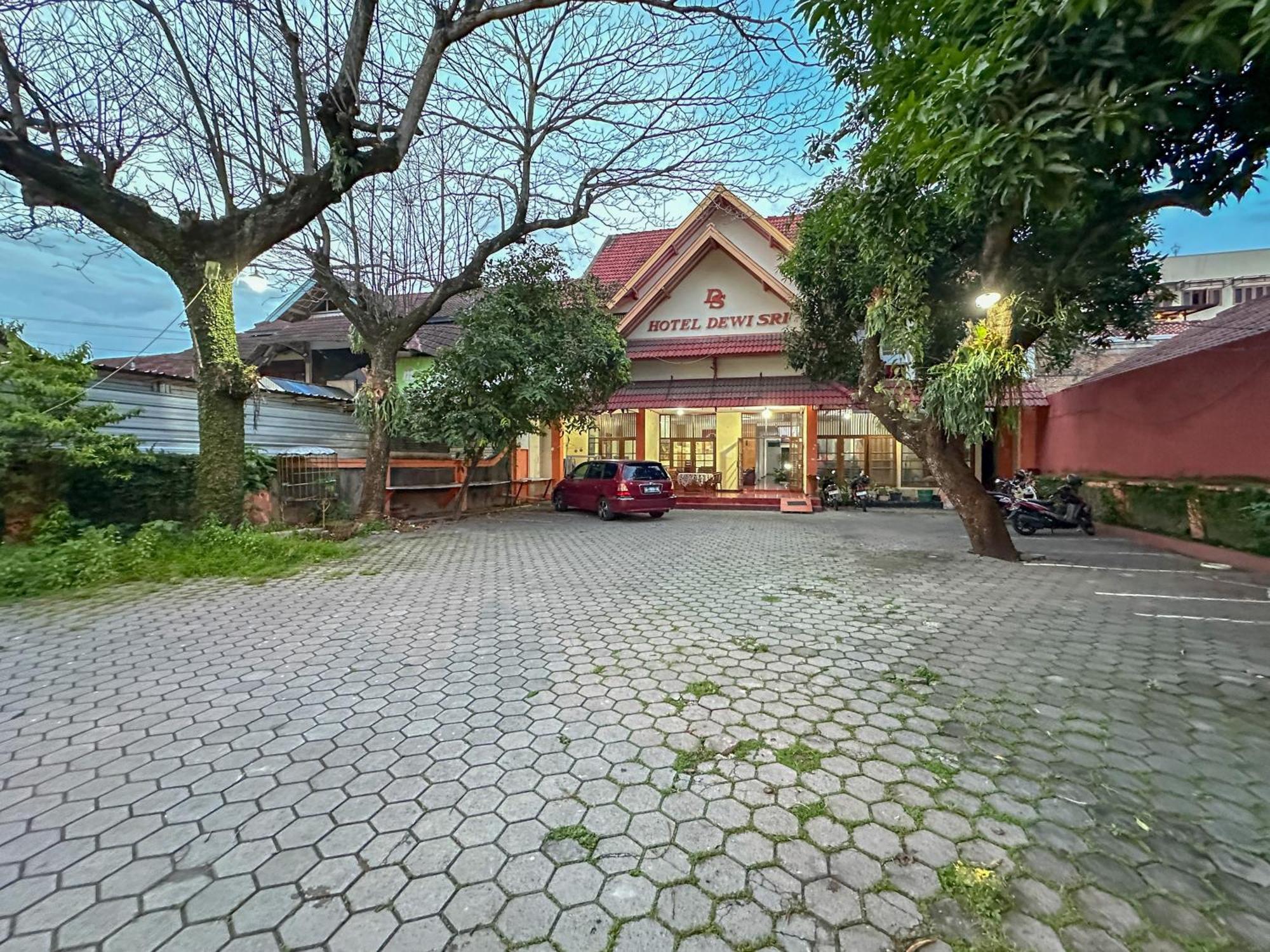 Hotel Dewi Sri Redpartner Yogyakarta Eksteriør billede